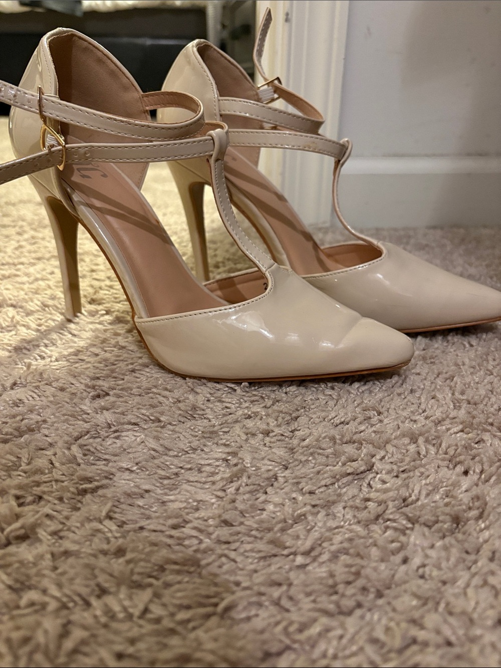 Womens Ivory T-Strap Patent Pointed-Toe Heels